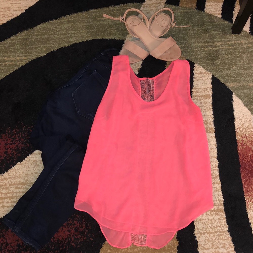 🔥🔥 Beautiful coral tank top with lace details 🔥